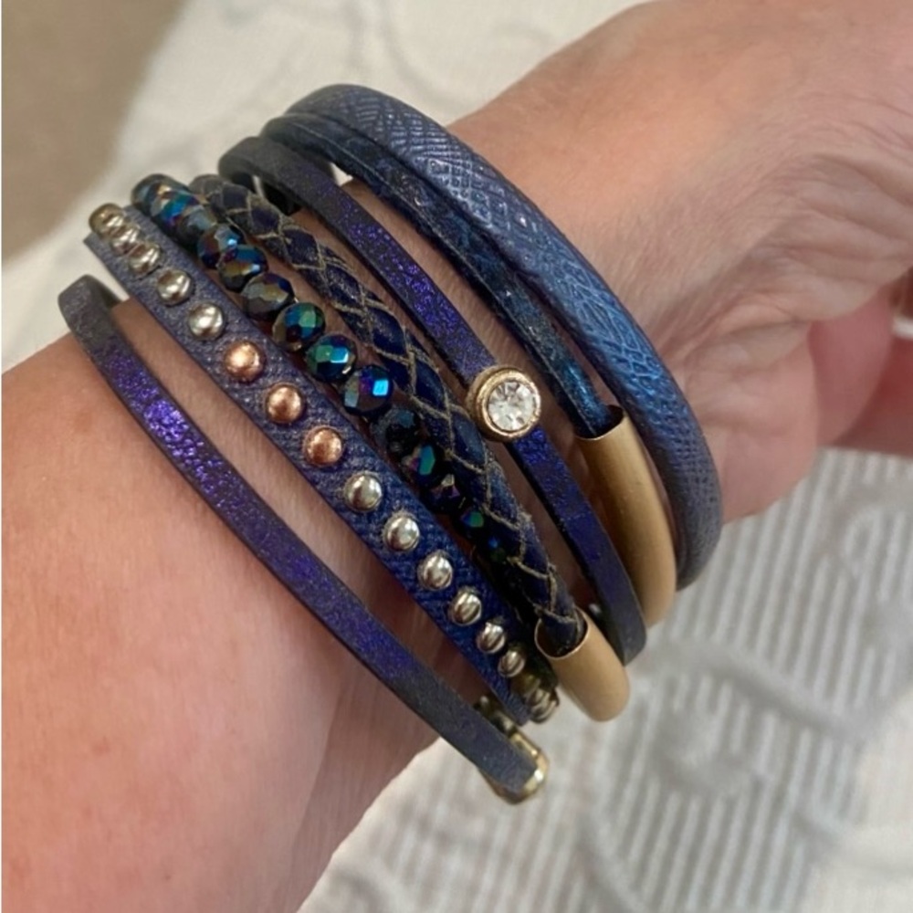 Bracelet Multi strand with magnetic clasp.